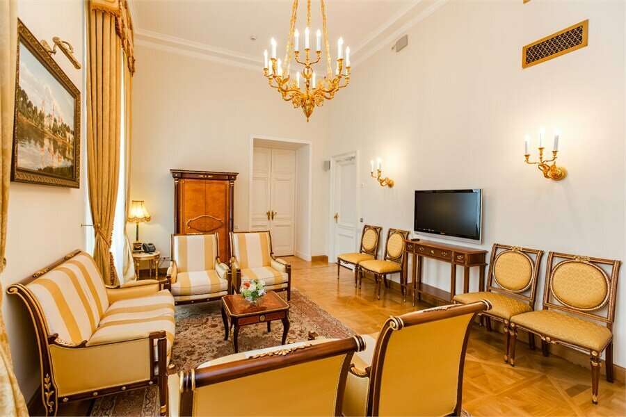 Императорский трехкомнатный Люкс "Петровские Палаты" с 1 спальней