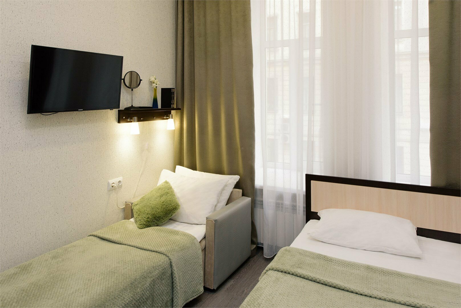 Комната  с 2-х спальной кроватью и доп.местом (кресло-кровать )  с ванной комнатой вне номера