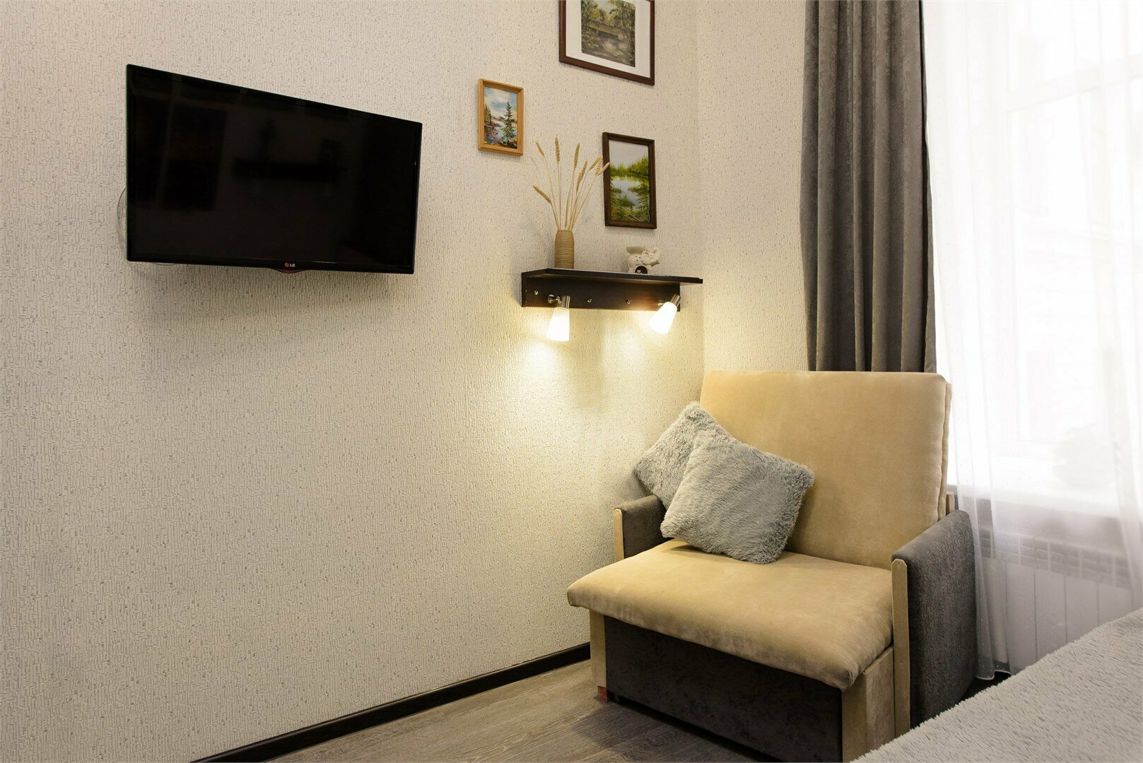 Комната  с 2-х спальной кроватью и доп.местом (кресло-кровать )  с ванной комнатой вне номера