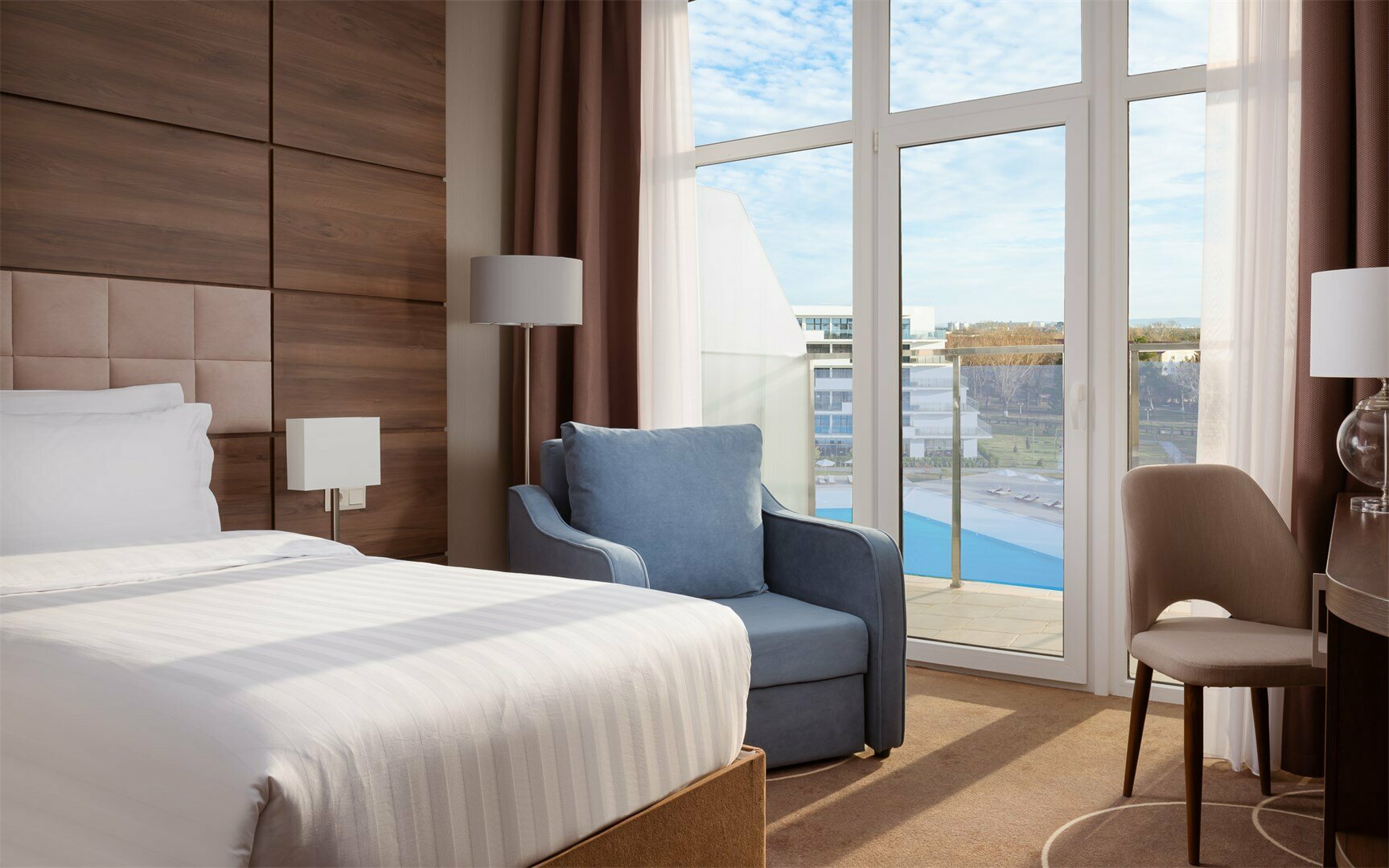 Номер Deluxe с балконом и видом на бассейн - с 2 односпальными кроватями