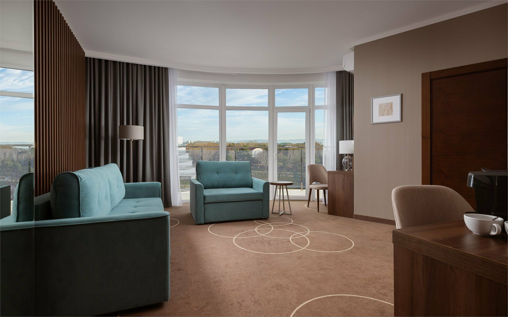 Номер Family Room с большой двуспальной, кресло-кроватью и диван-кроватью