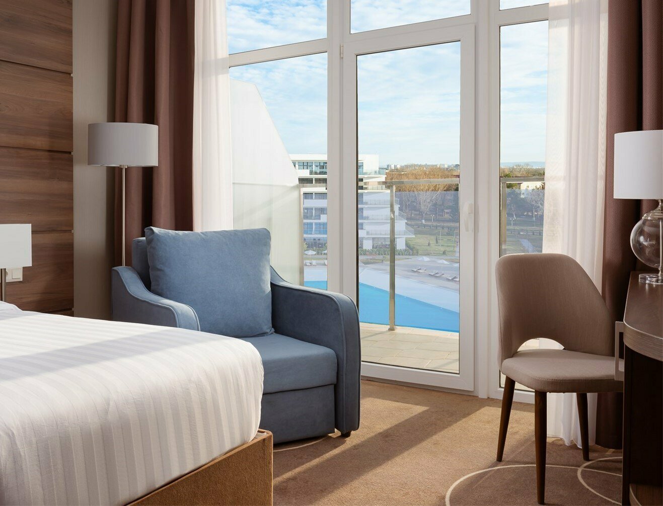 Номер Deluxe с балконом и видом на бассейн - с двуспальной кроватью