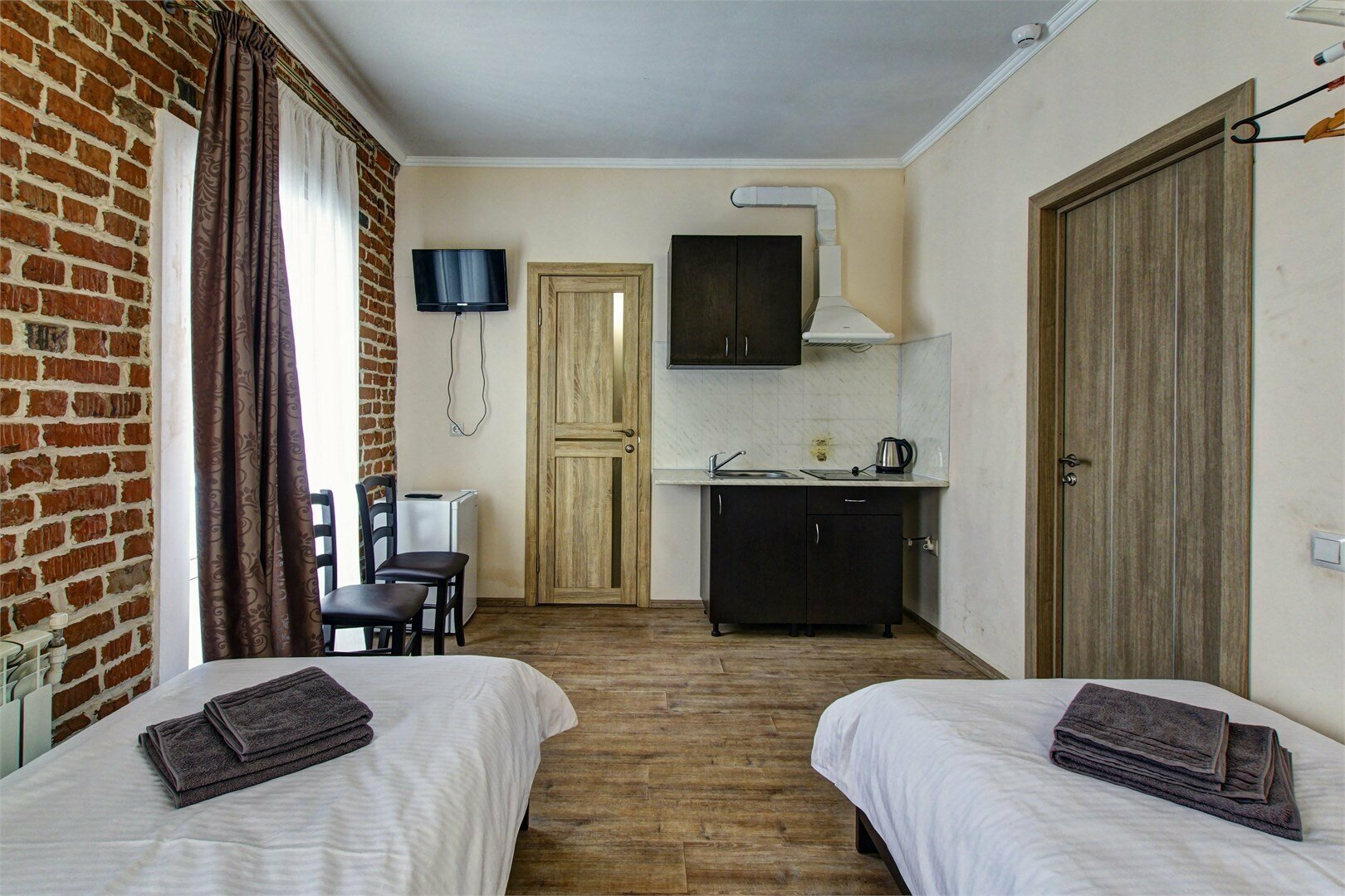 Трехместный номер с собственной ванной комнатой