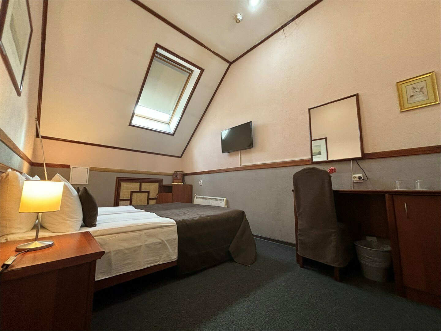 Эконом с мансардным окном