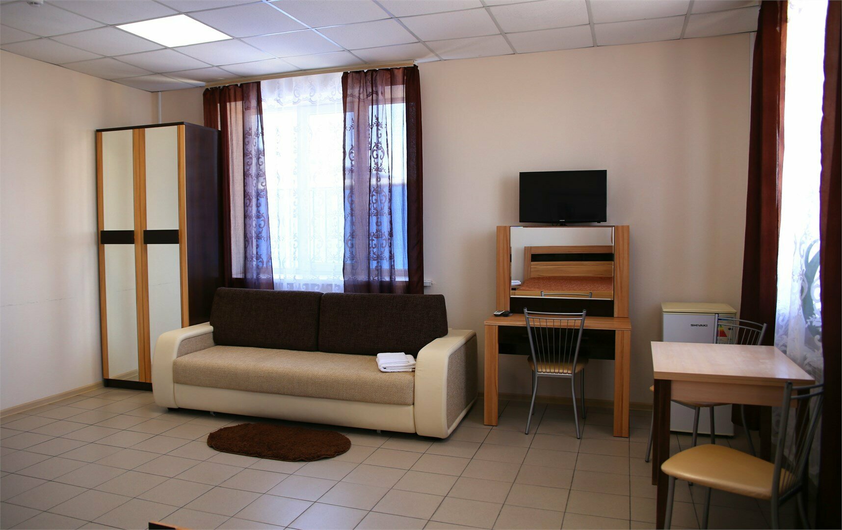 Двухместный номер с двуспальной кроватью и дополнительной кроватью