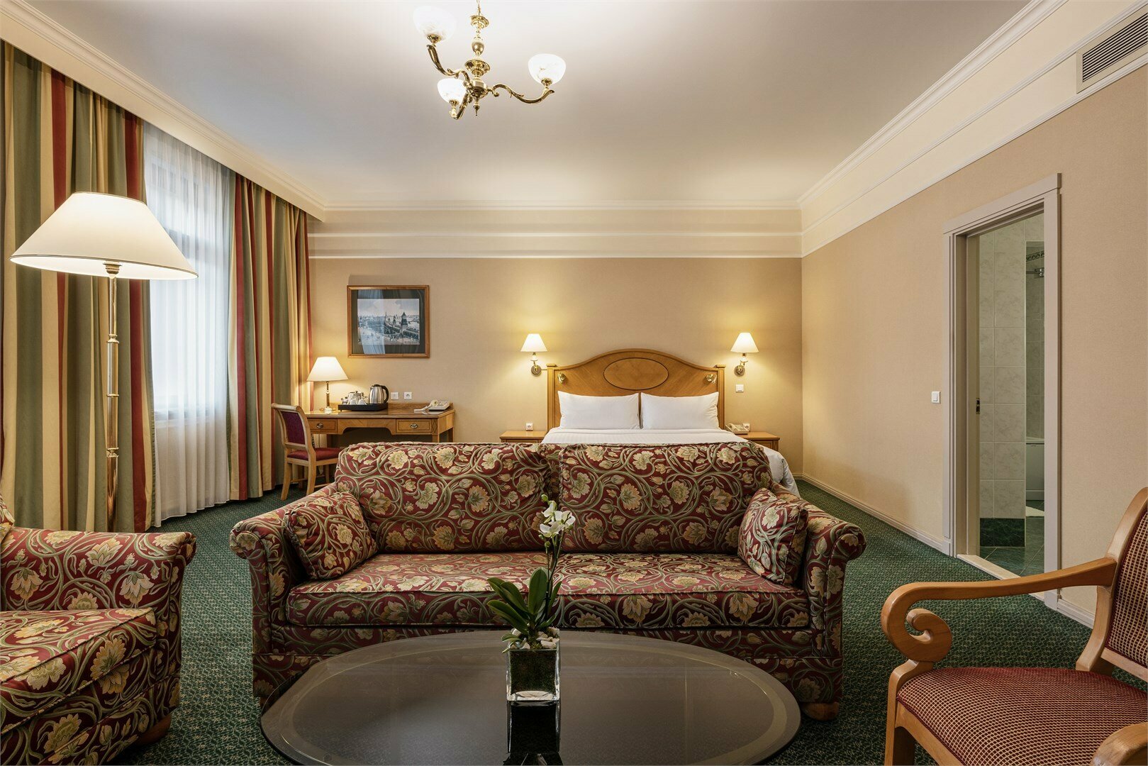 Студио Люкс с одной большой кроватью с доступом в представительскую гостиную