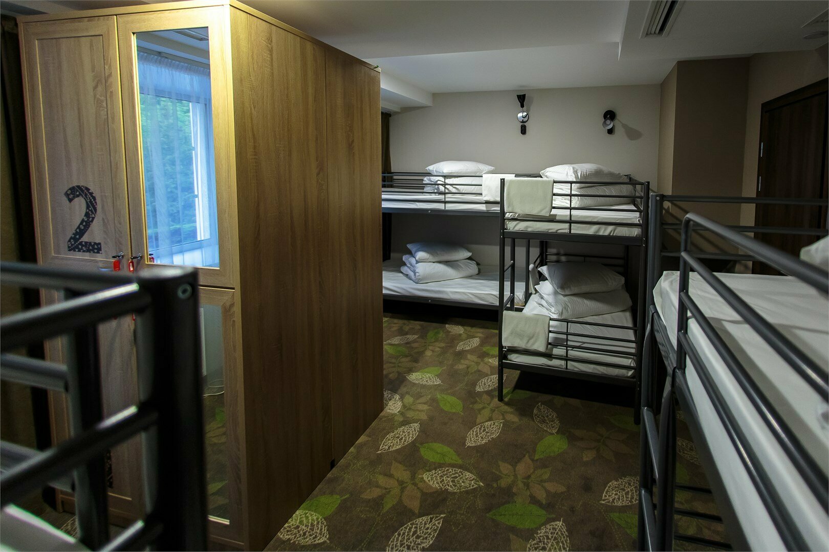 Односпальная кровать в общем номере с 10 кроватями