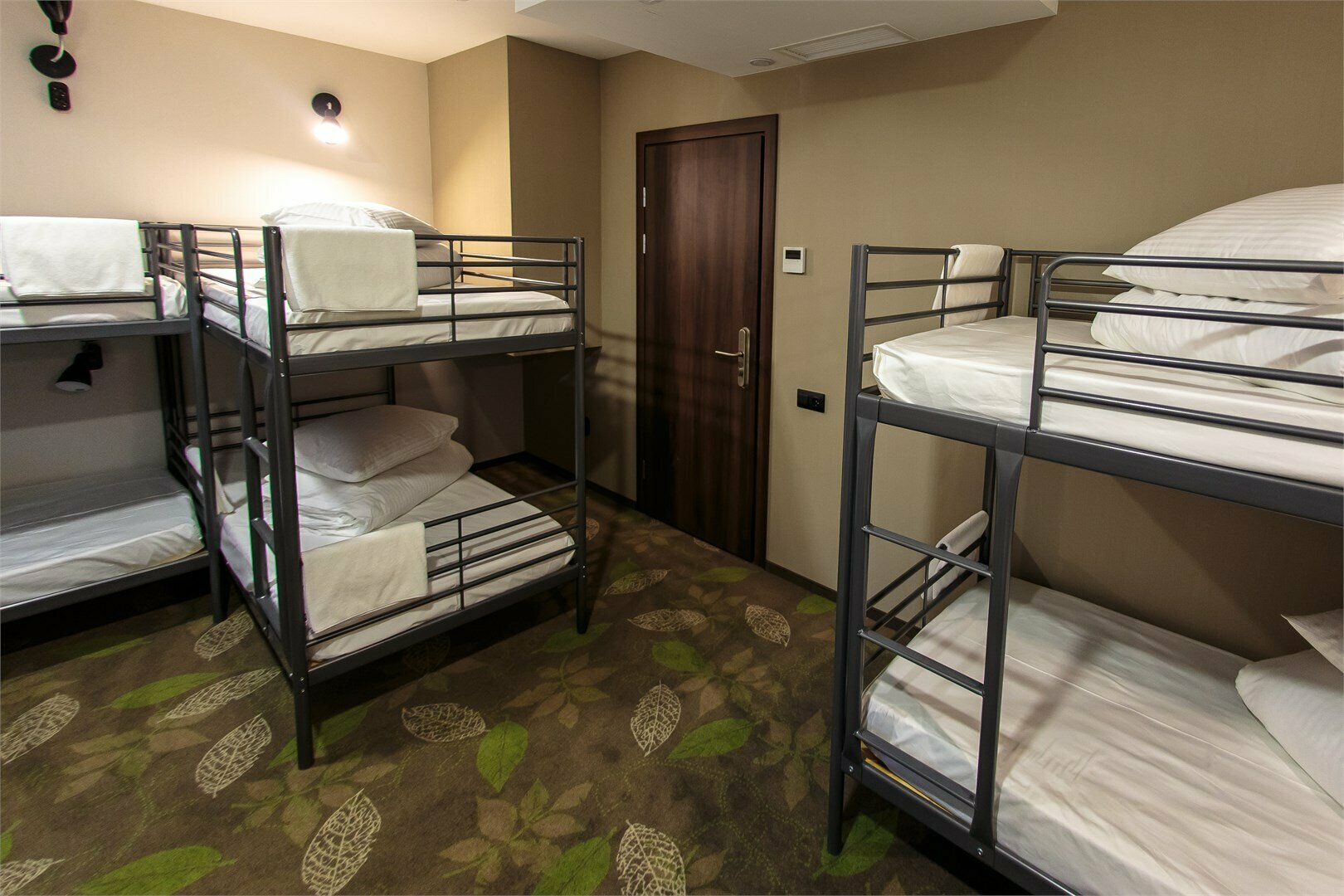 Односпальная кровать в общем номере с 10 кроватями