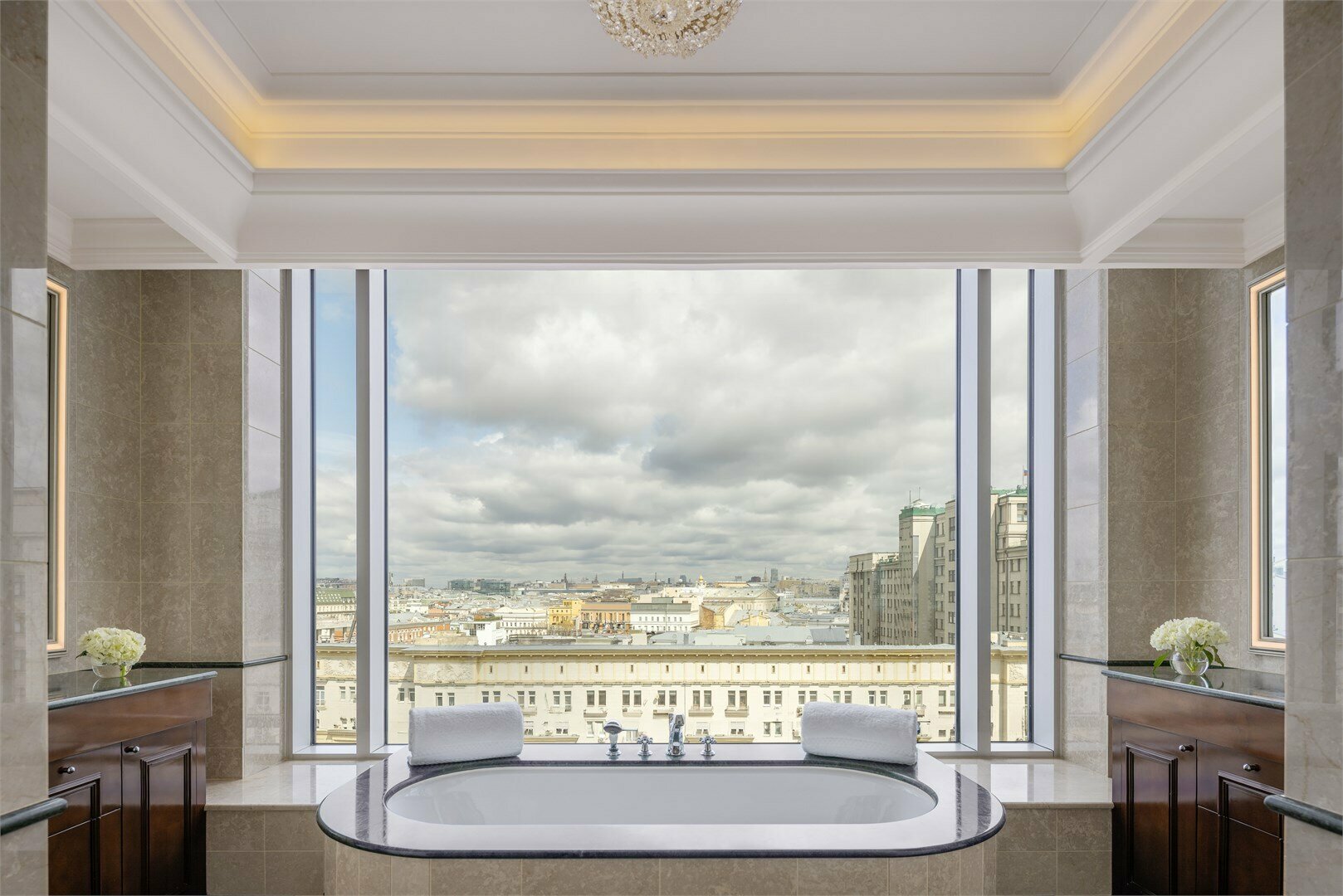 Клубный номер с панорамной ванной с одной кроватью King и доступом в The Carlton Club