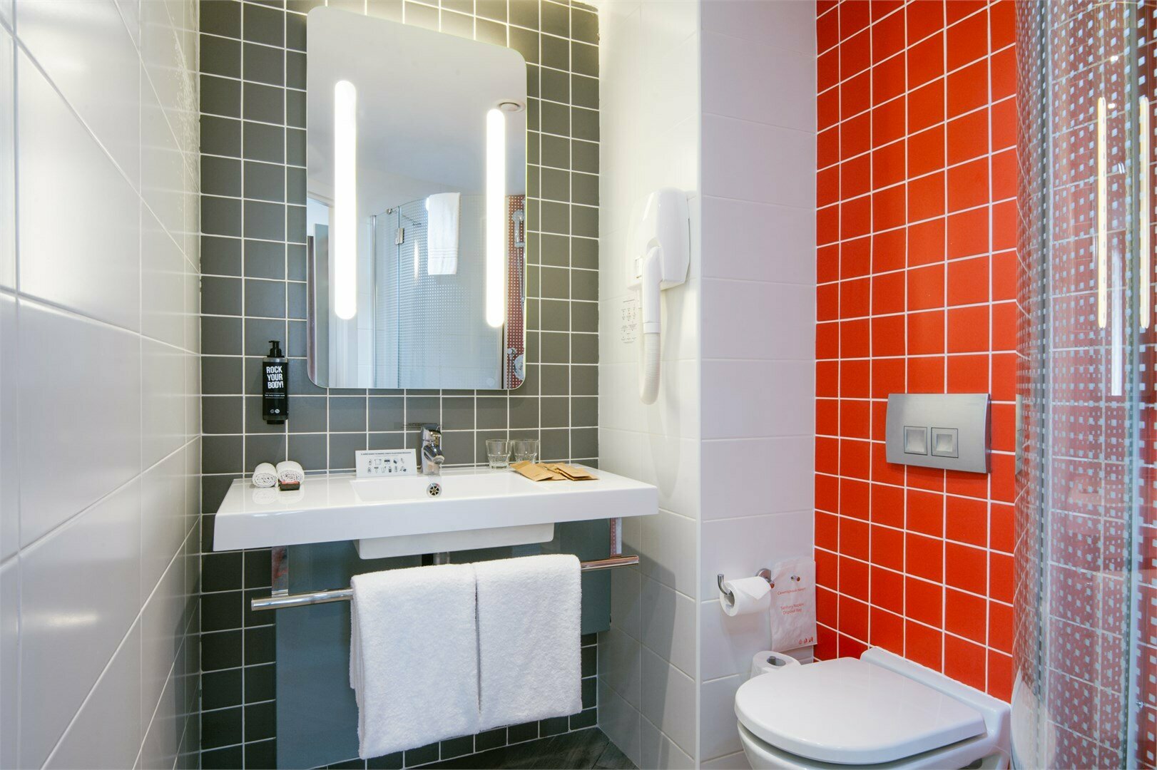 Номер Premium, увеличенная площадь – двуспальная кровать и кресло