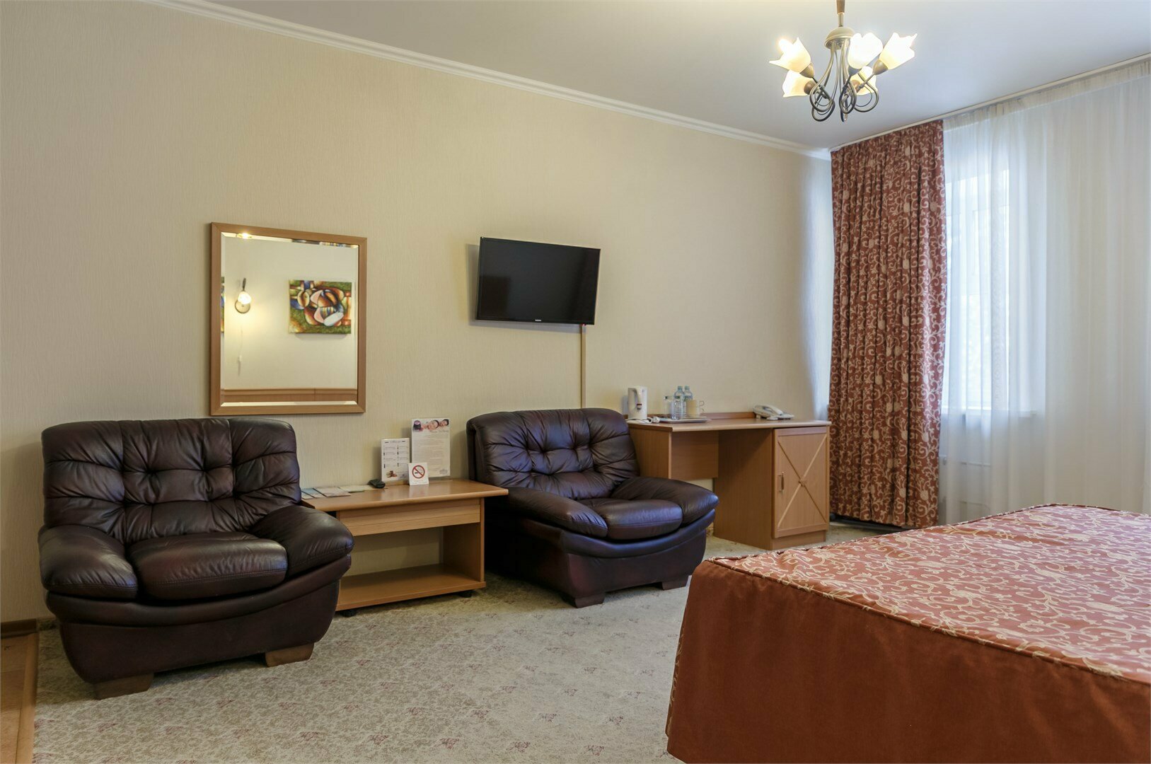 Стандартный двухместный номер с 2 отдельными кроватями и общей ванной комнатой