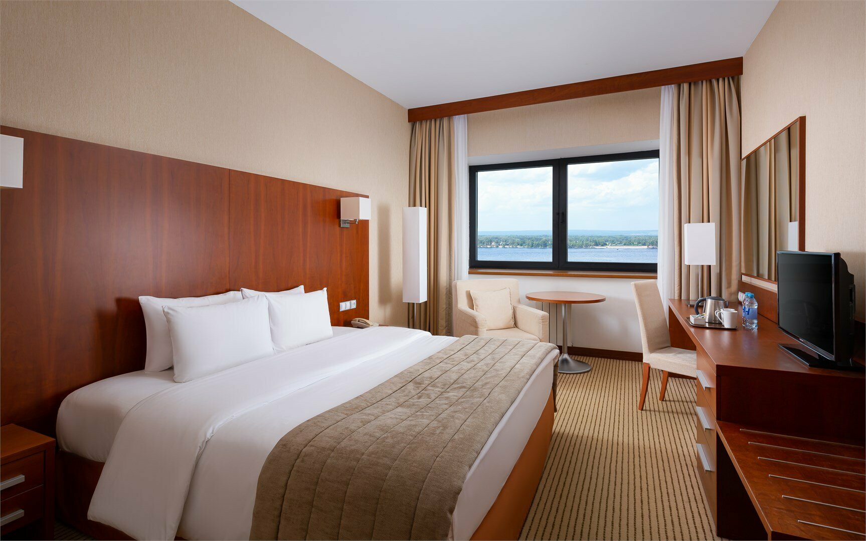 Стандартный номер с кроватью king size с видом на Волгу