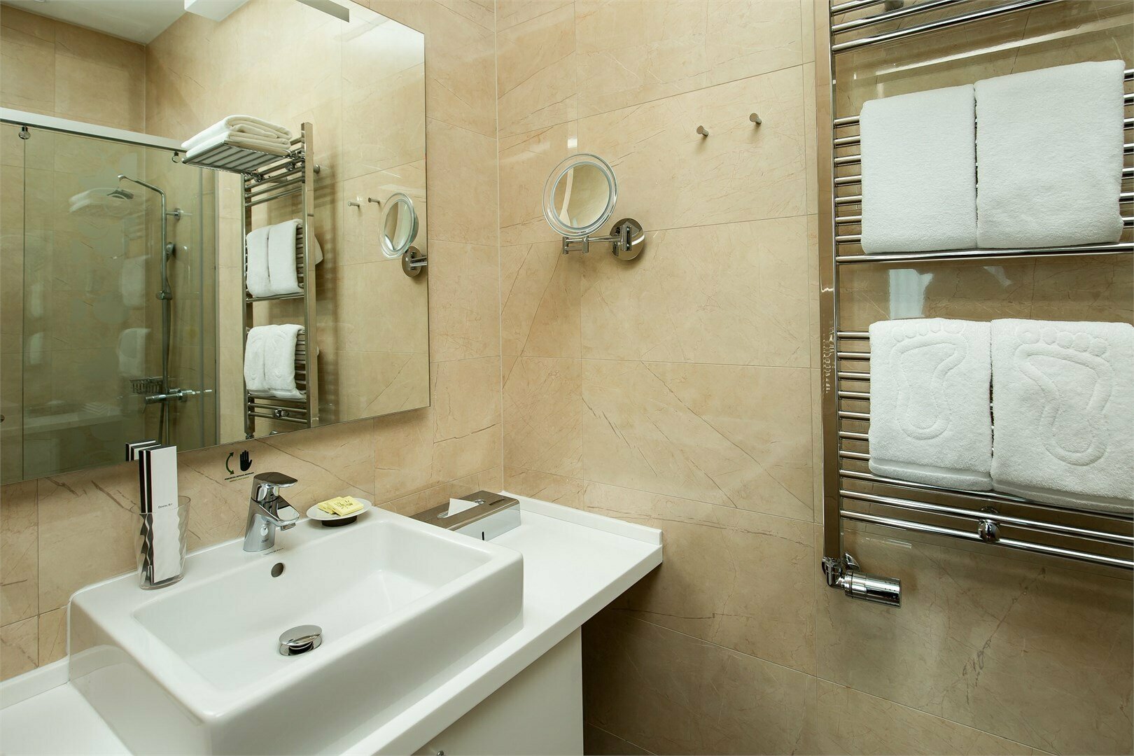 Люкс с одной большой кроватью