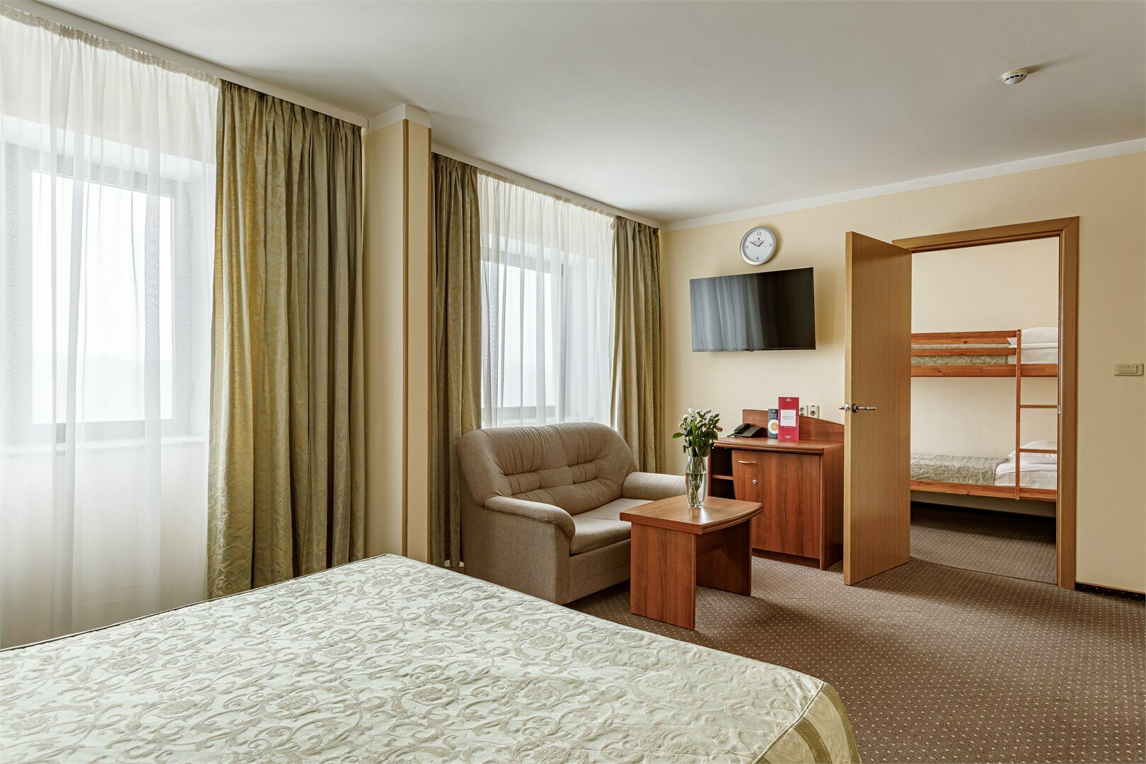 Семейный (Двухспальная кровать + детская двухъярусная)