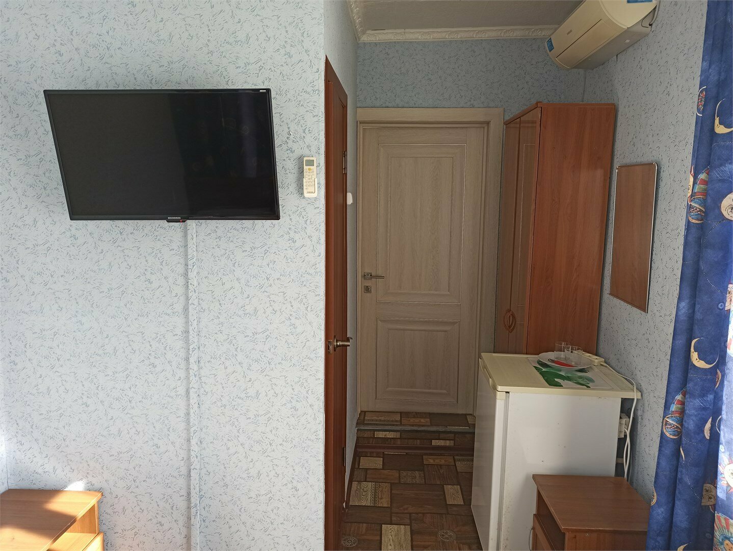 Небольшой двухместный номер с 2 отдельными кроватями