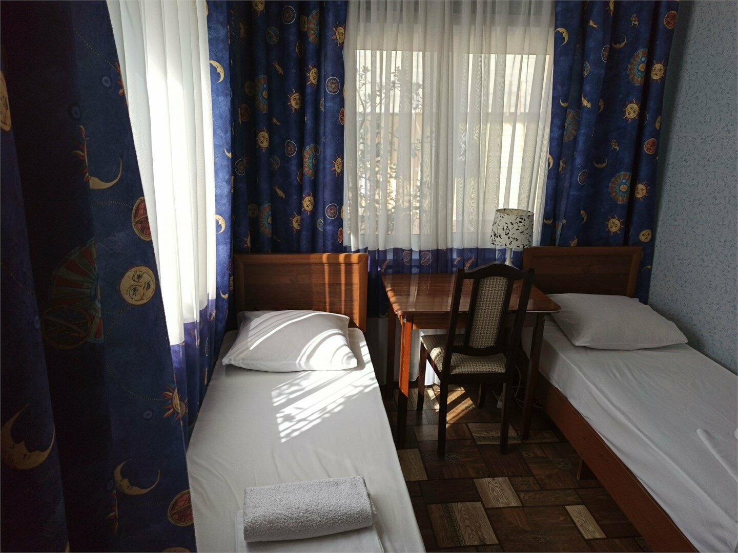 Небольшой двухместный номер с 2 отдельными кроватями