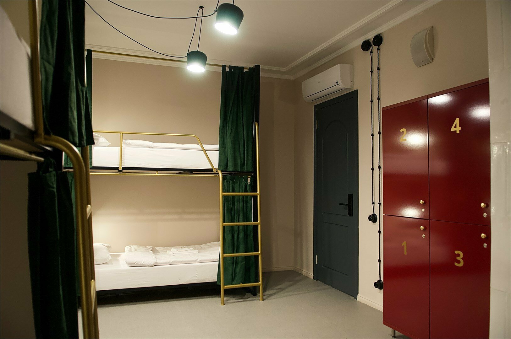 Кровать в общем 8-местном номере для мужчин и женщин