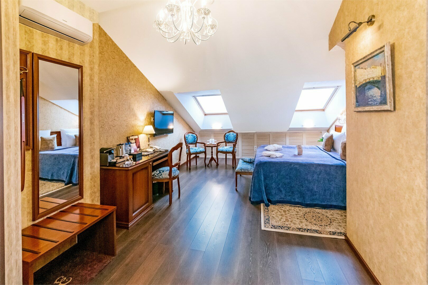 Стандарт улучшенный с видом на небо Петербурга (мансардный)