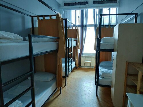 Нижнее место в женском 6-местном номере №412 в Bla Bla Hostel