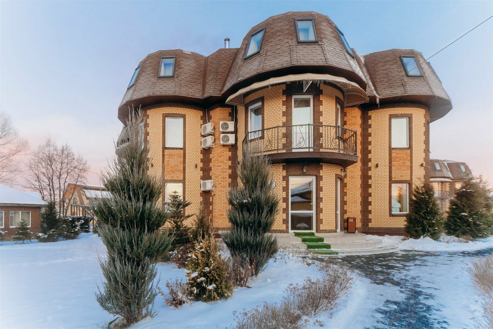 Улучшенный номер "Семицветик" с одной большой кроватью