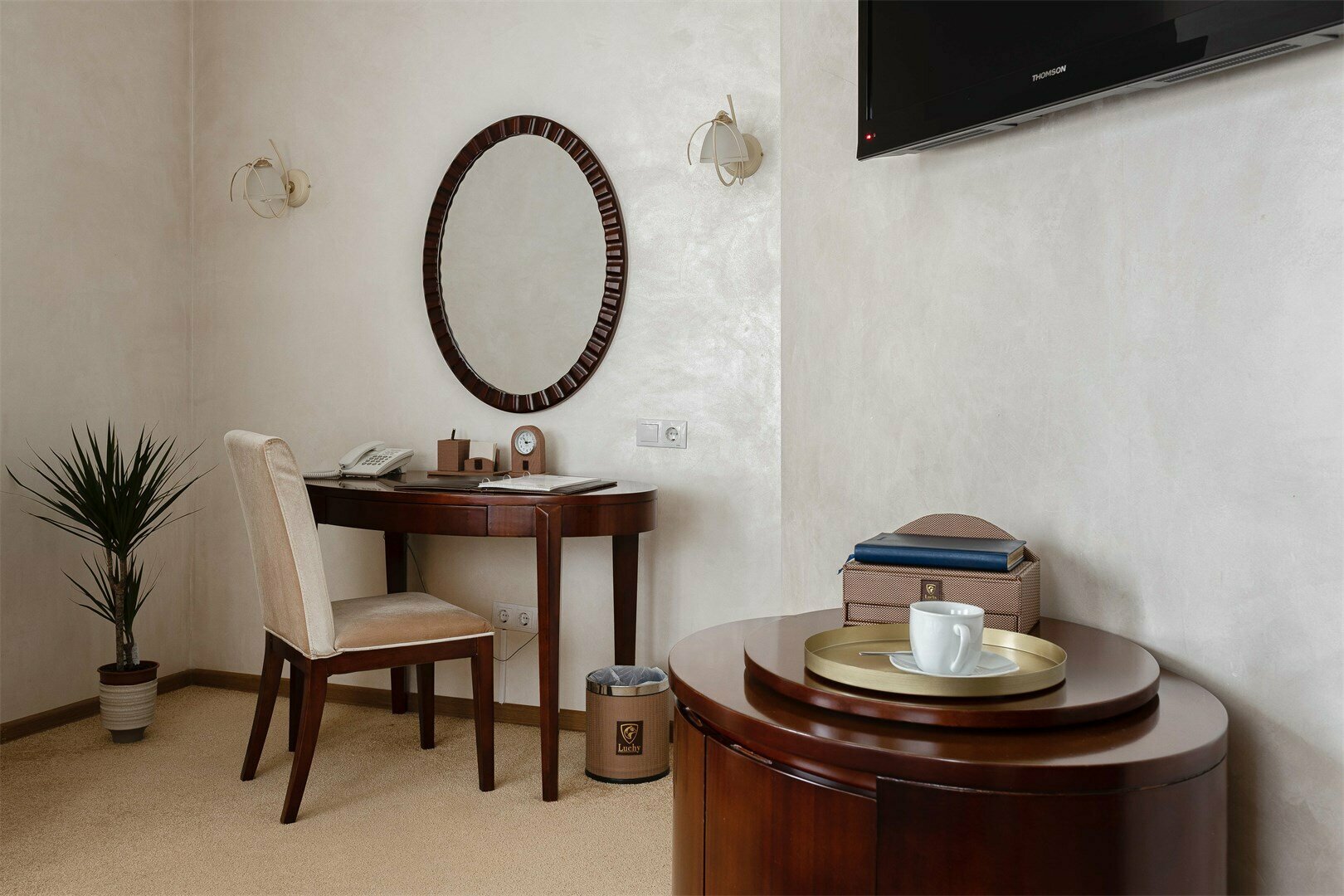 Улучшенный номер "Семицветик" с одной большой кроватью