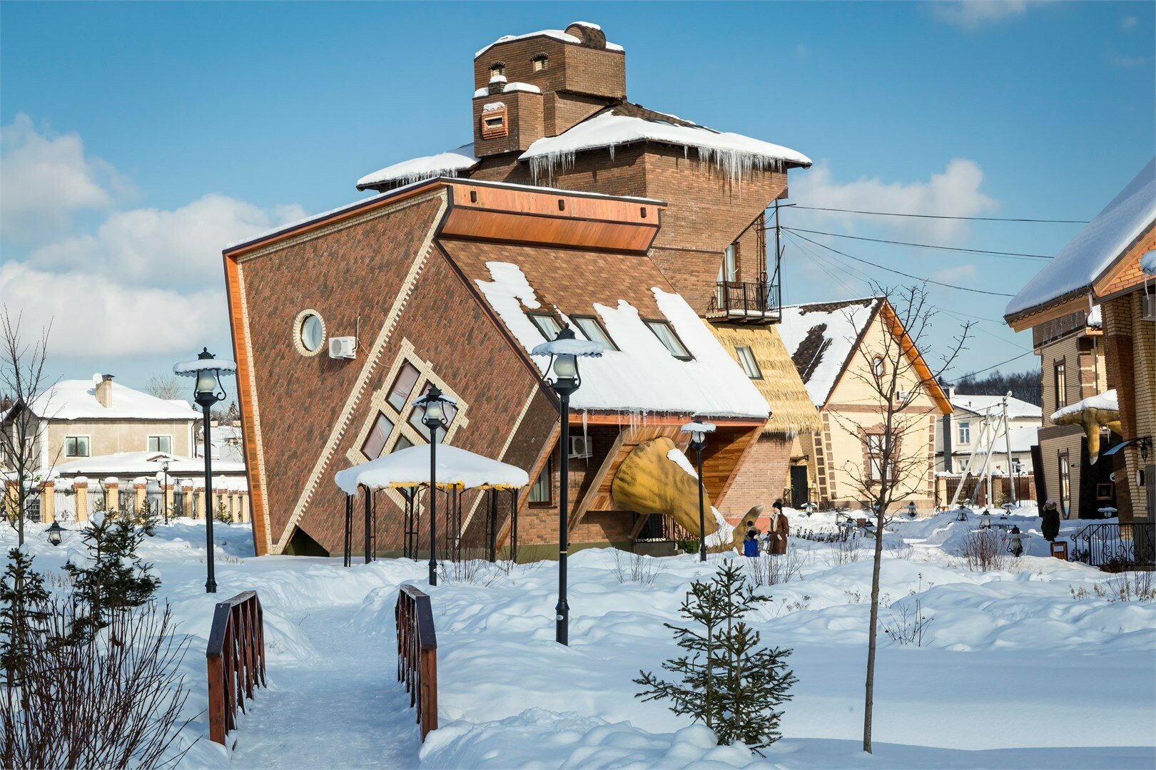 "Дом Перевертыш" - Двухэтажный дом с двумя спальнями