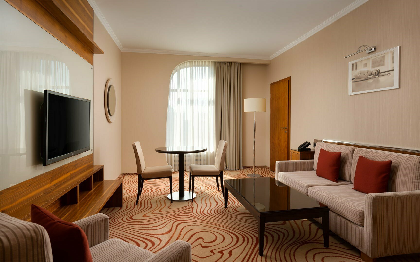 Бизнес Люкс с 1 кроватью «King size» с панорамным видом на театр