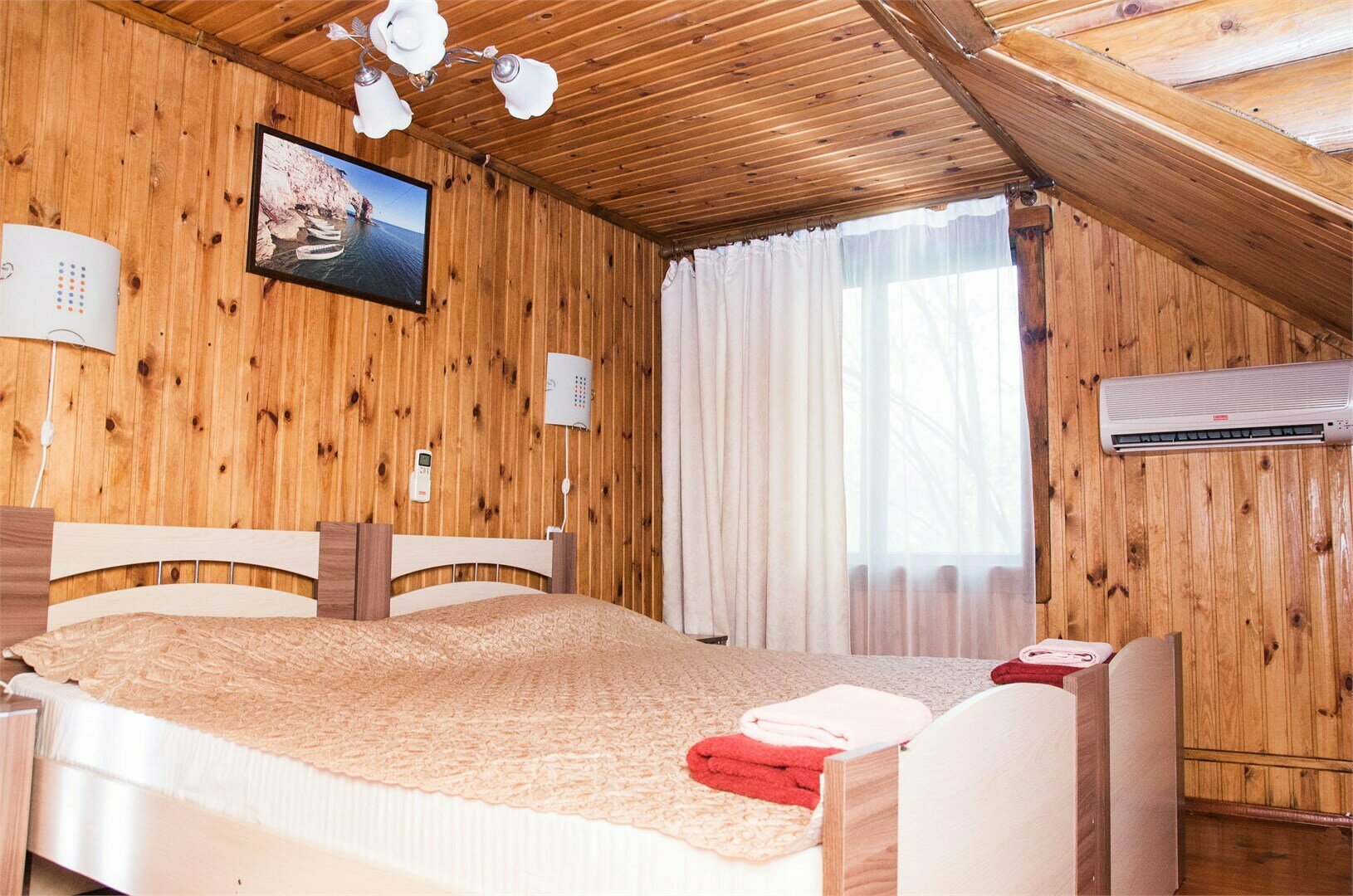 Сруб 2-комн. 4-х местный (двухэтажный)  1-й категории.