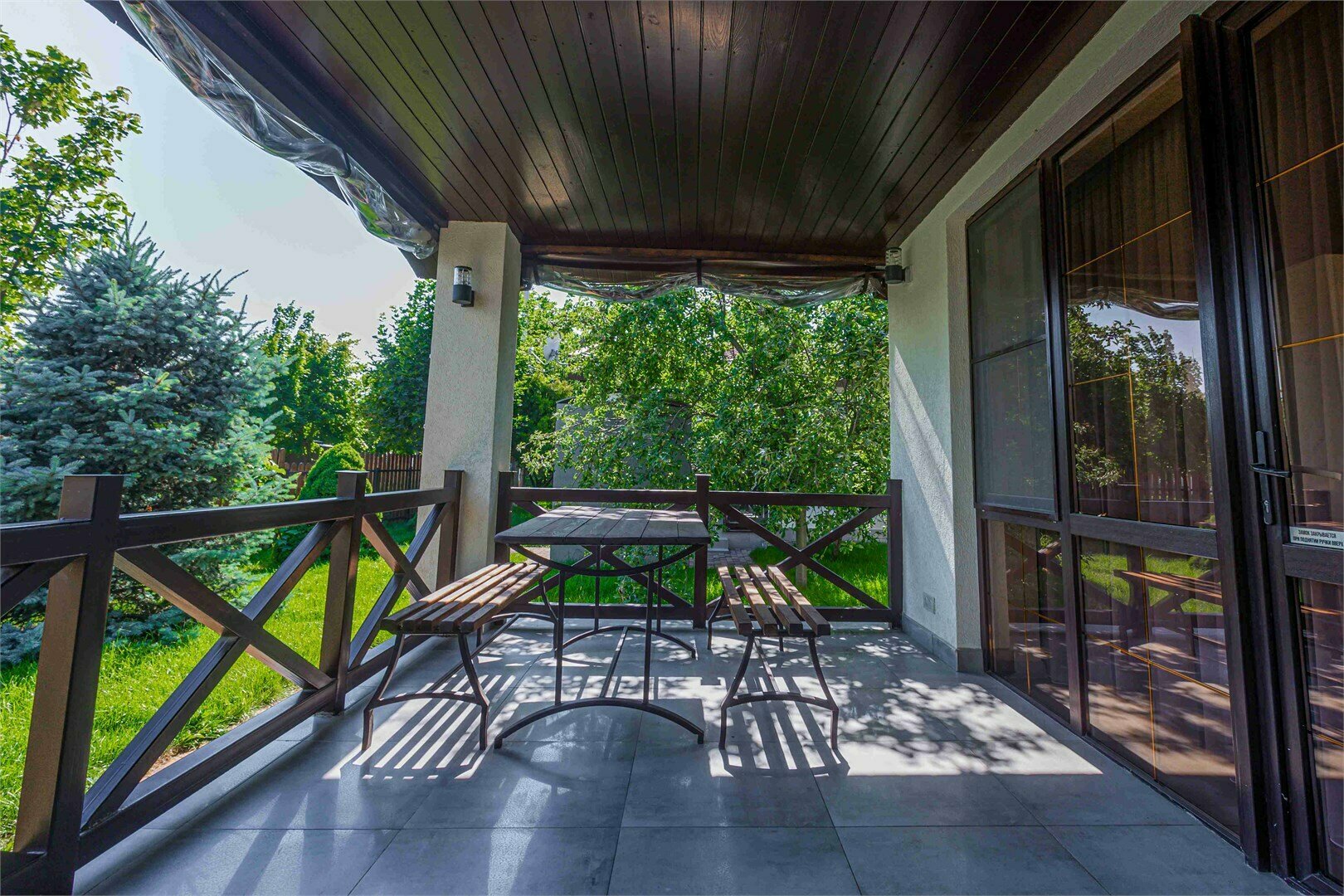 Гостевой двухместный домик у бассейна с верандой