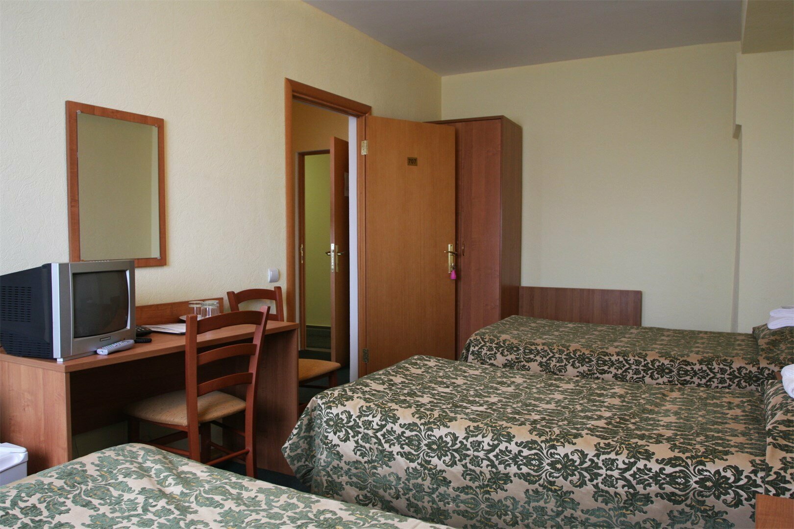 Двухместный номер с 2 отдельными кроватями и общим туалетом