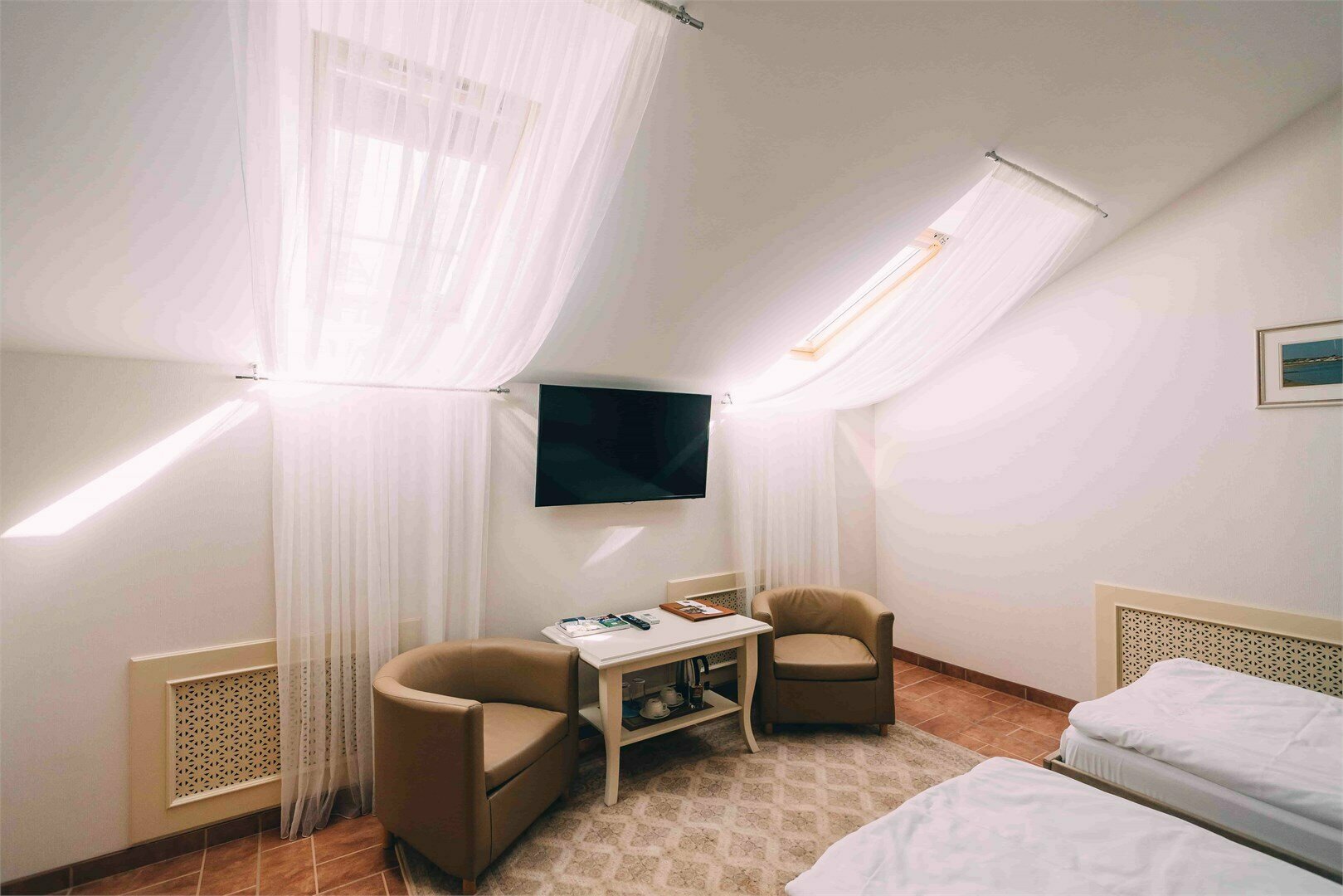 Стандартный двухместный номер с 2 отдельными кроватями и общей ванной комнатой