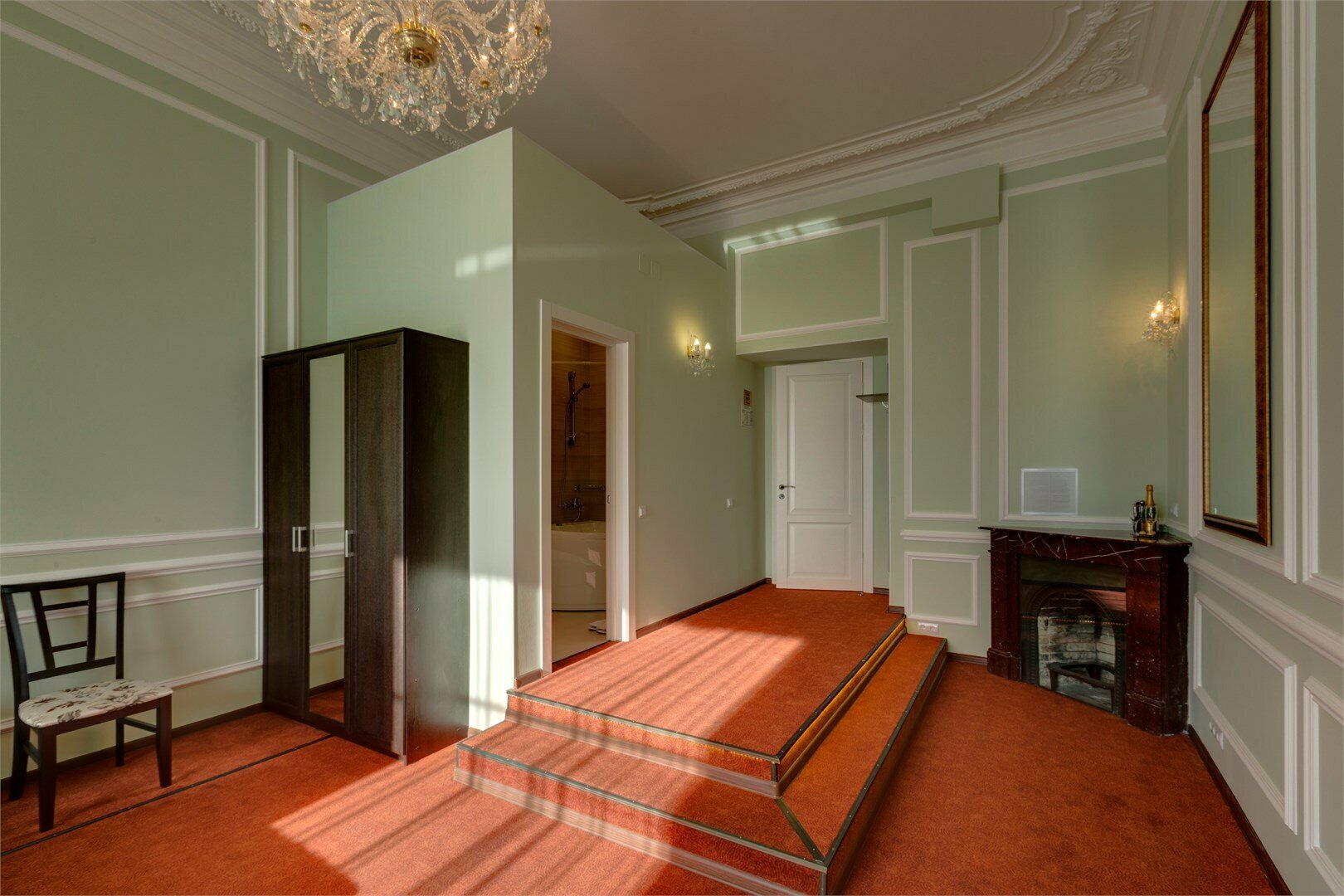 Люкс с гидромассажной ванной, кроватью King-size и видом на город