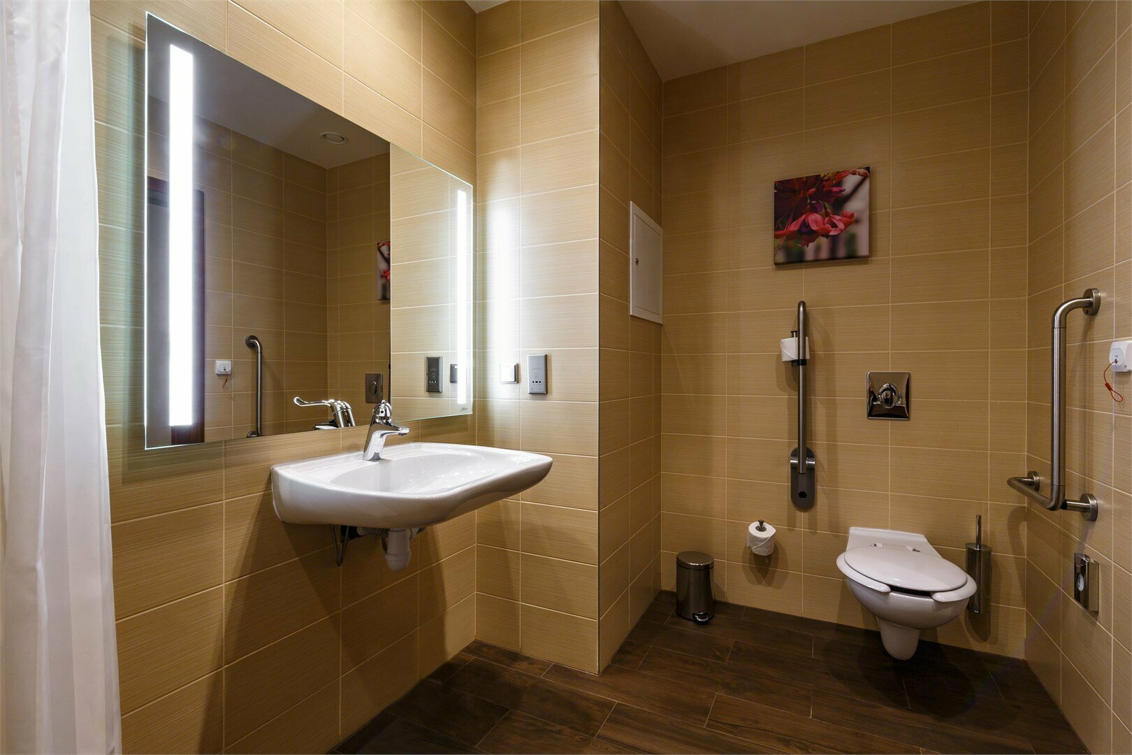 Номер для людей с ограниченными возможностями с большой кроватью (King size)