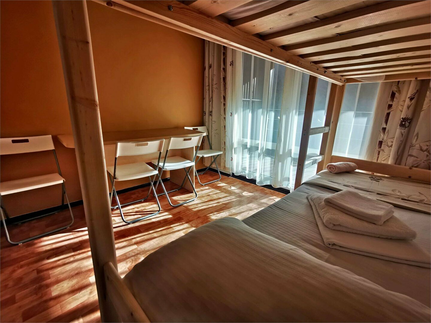 Четырехместный номер эконом-класса с общей ванной комнатой