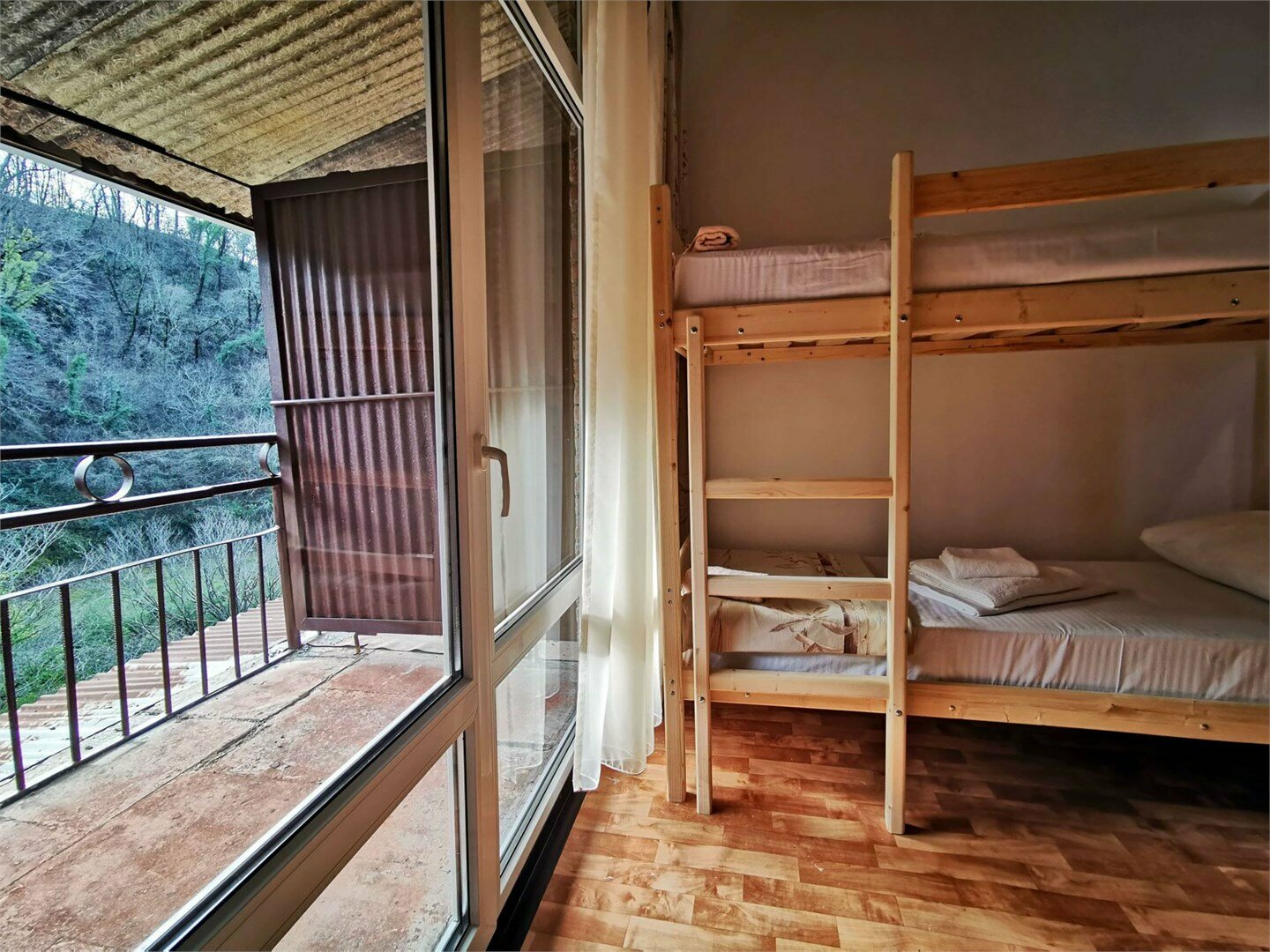 Четырехместный номер эконом-класса с общей ванной комнатой