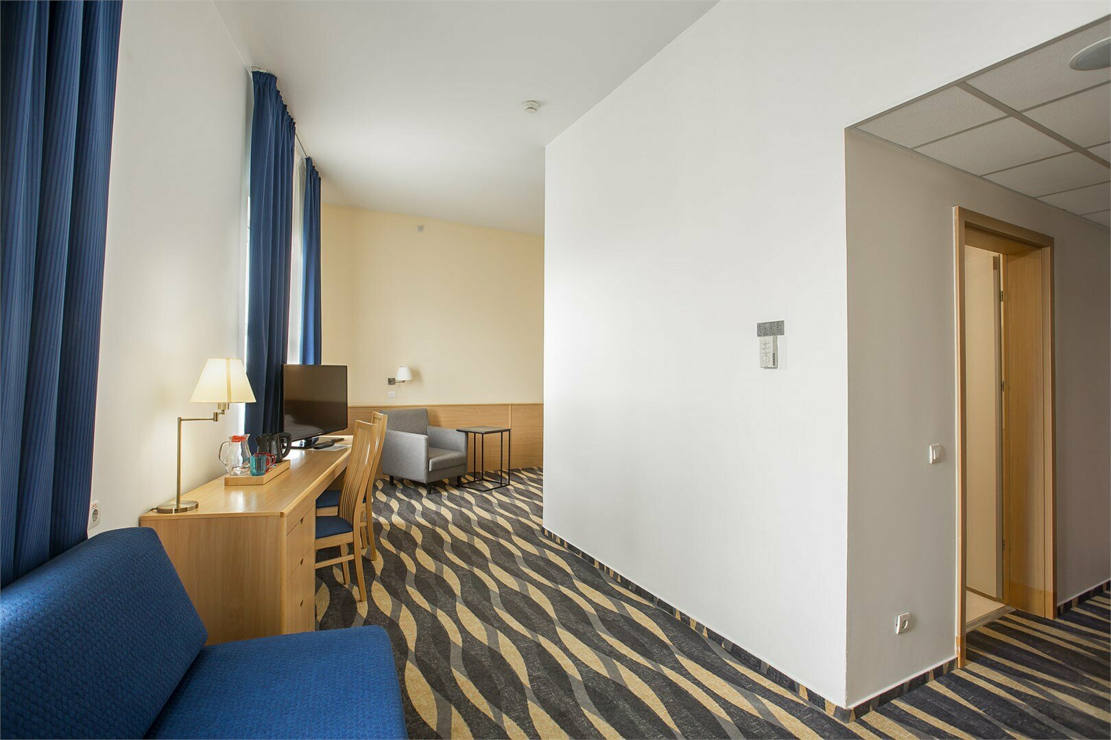 Номер Standard, для маломобильных - с двуспальной кроватью и софой