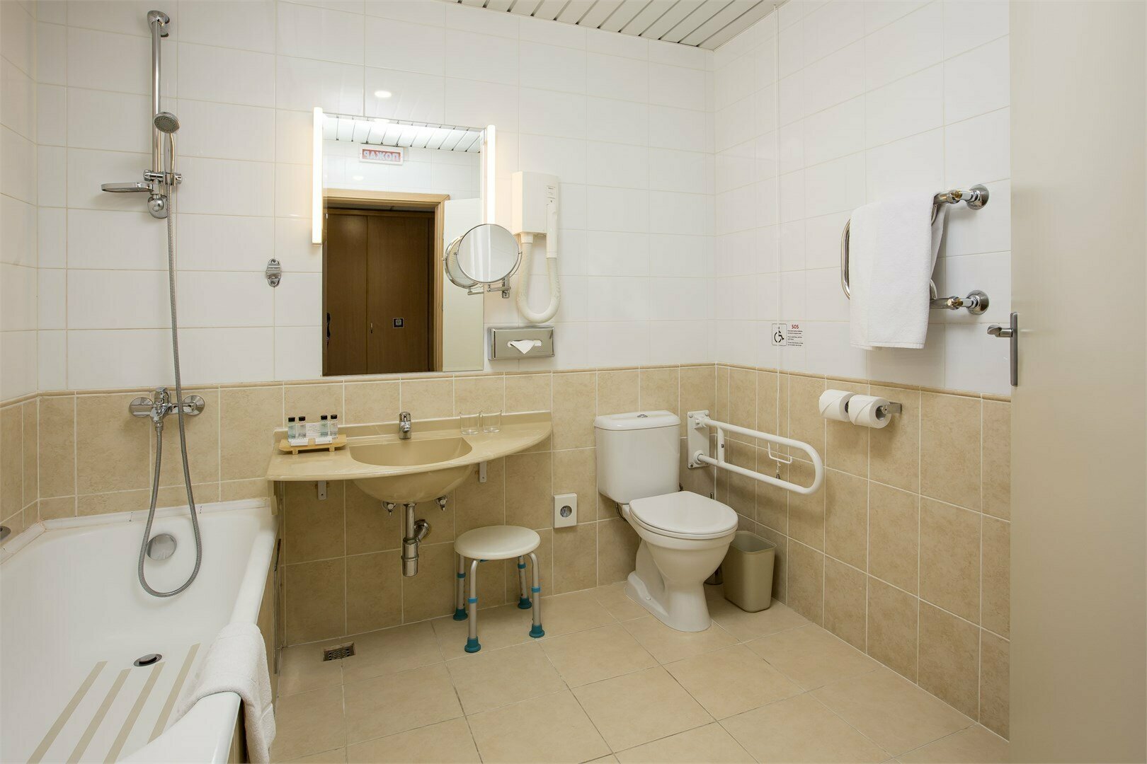 Номер Standard, для маломобильных - с двуспальной кроватью и софой