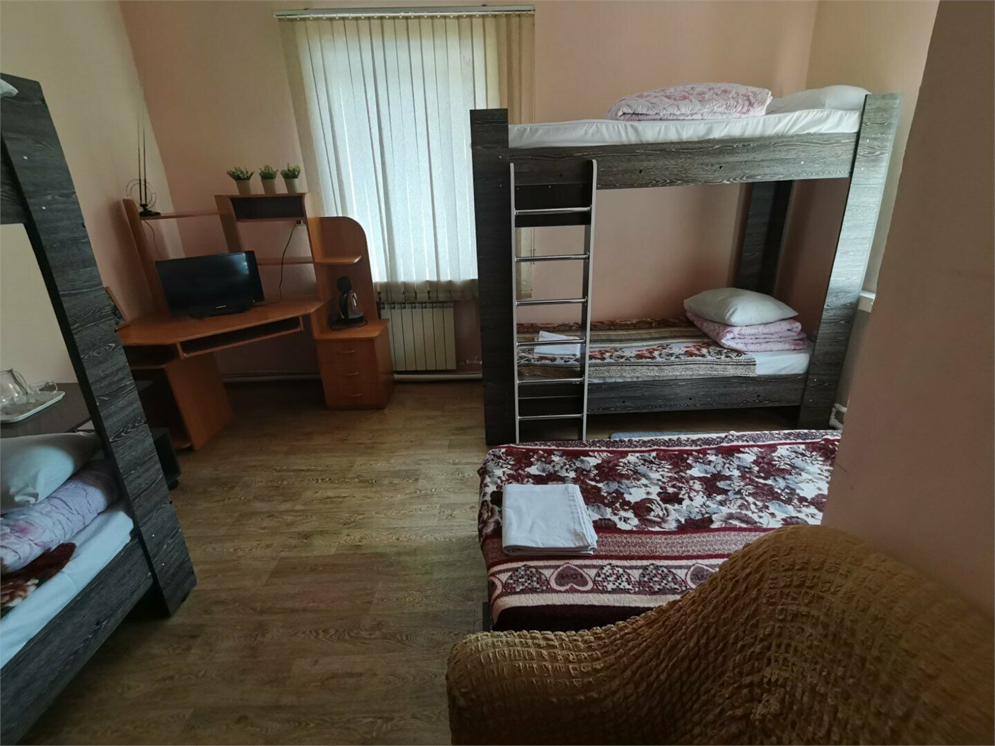 Улучшенный номер до 6 гостей с двухъярусными кроватями (Женский))
