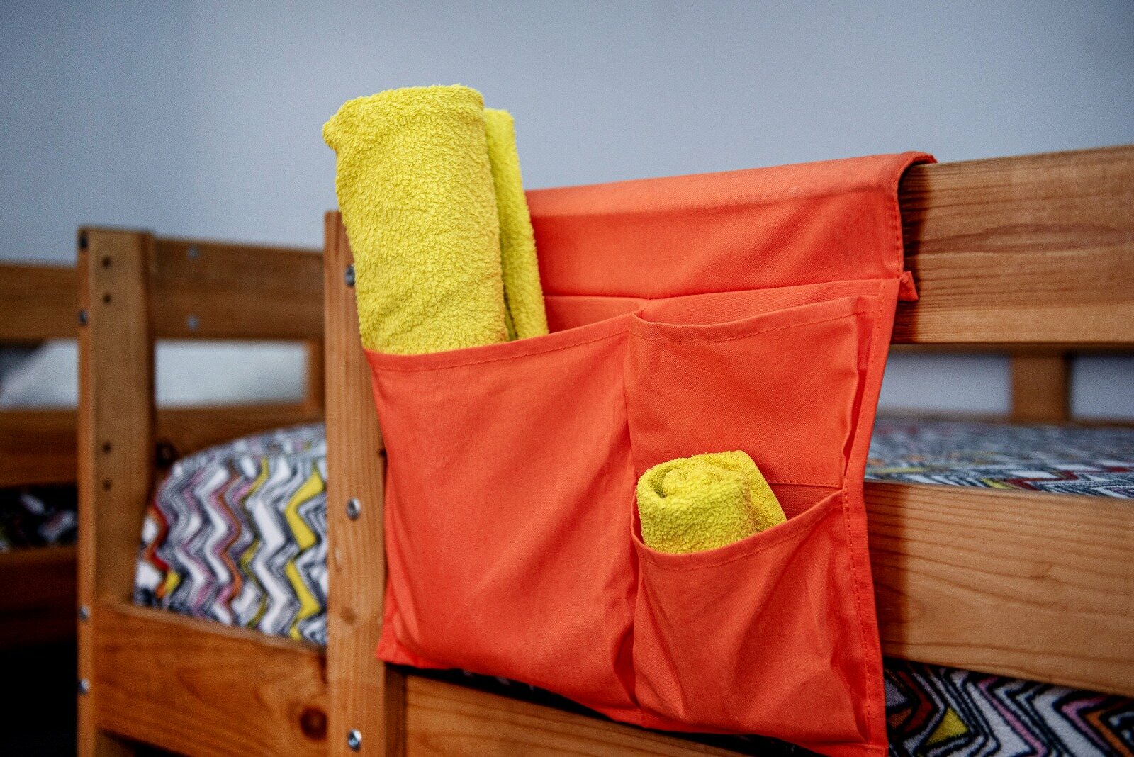 Спальное место на двухъярусной кровати в общем номере для мужчин и женщин