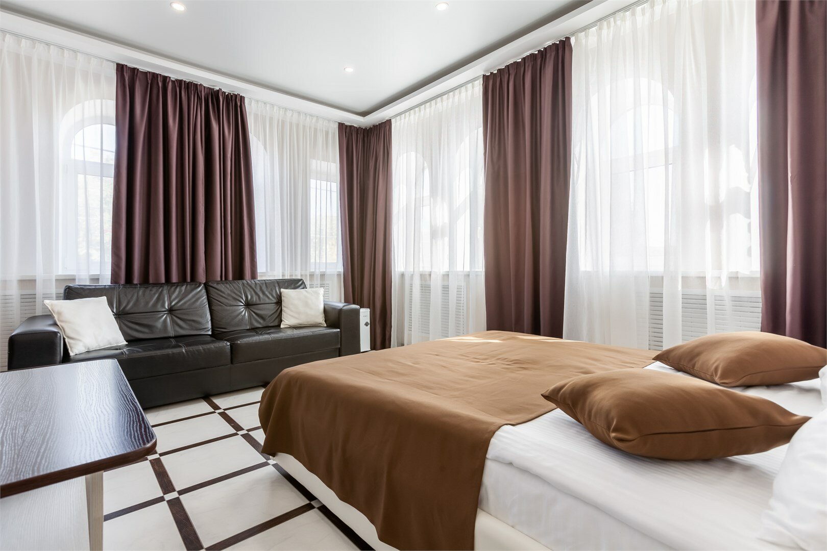 Большой двухместный номер с диваном