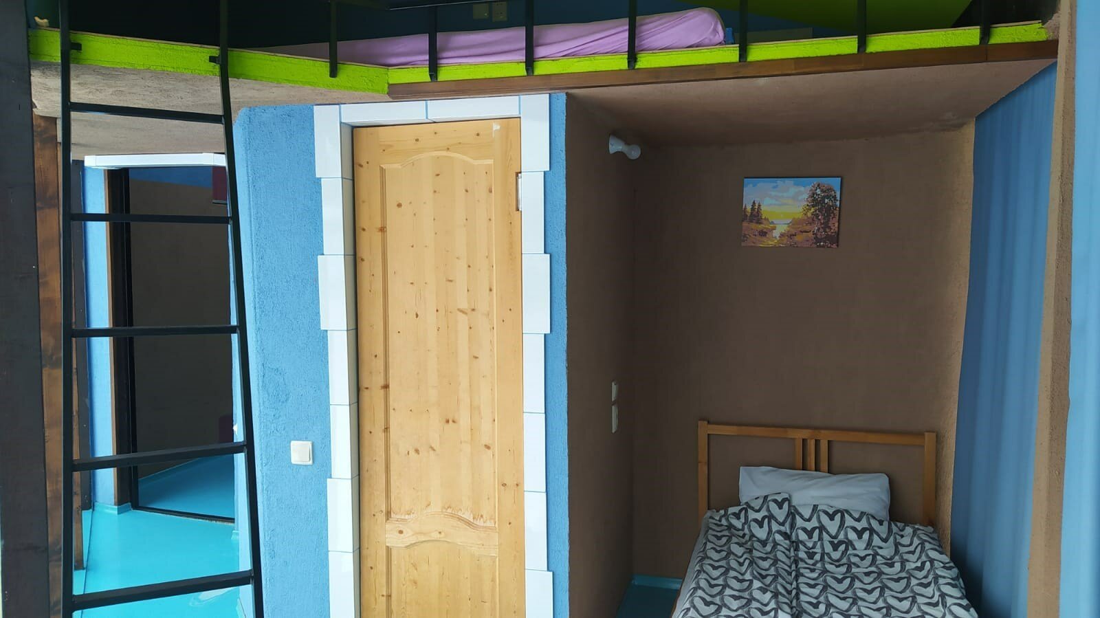 Номер с двуспальной и односпальной кроватями