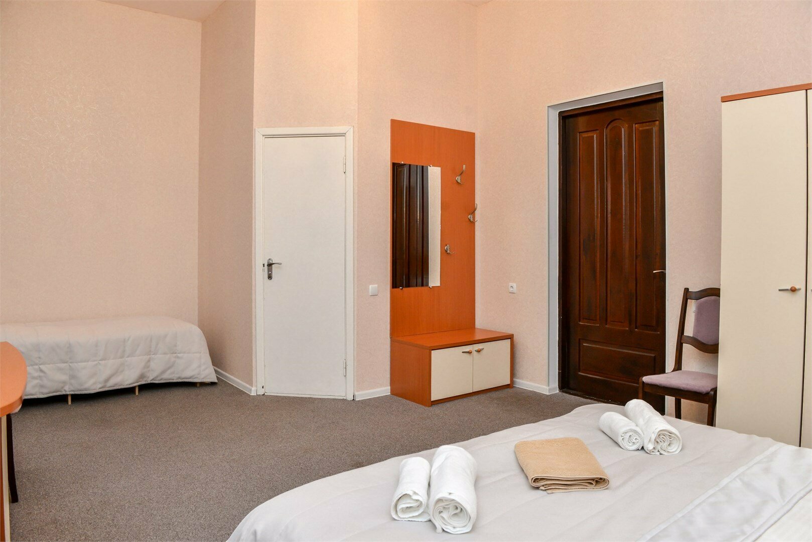 Двухместный номер с двуспальной кроватью и дополнительной кроватью