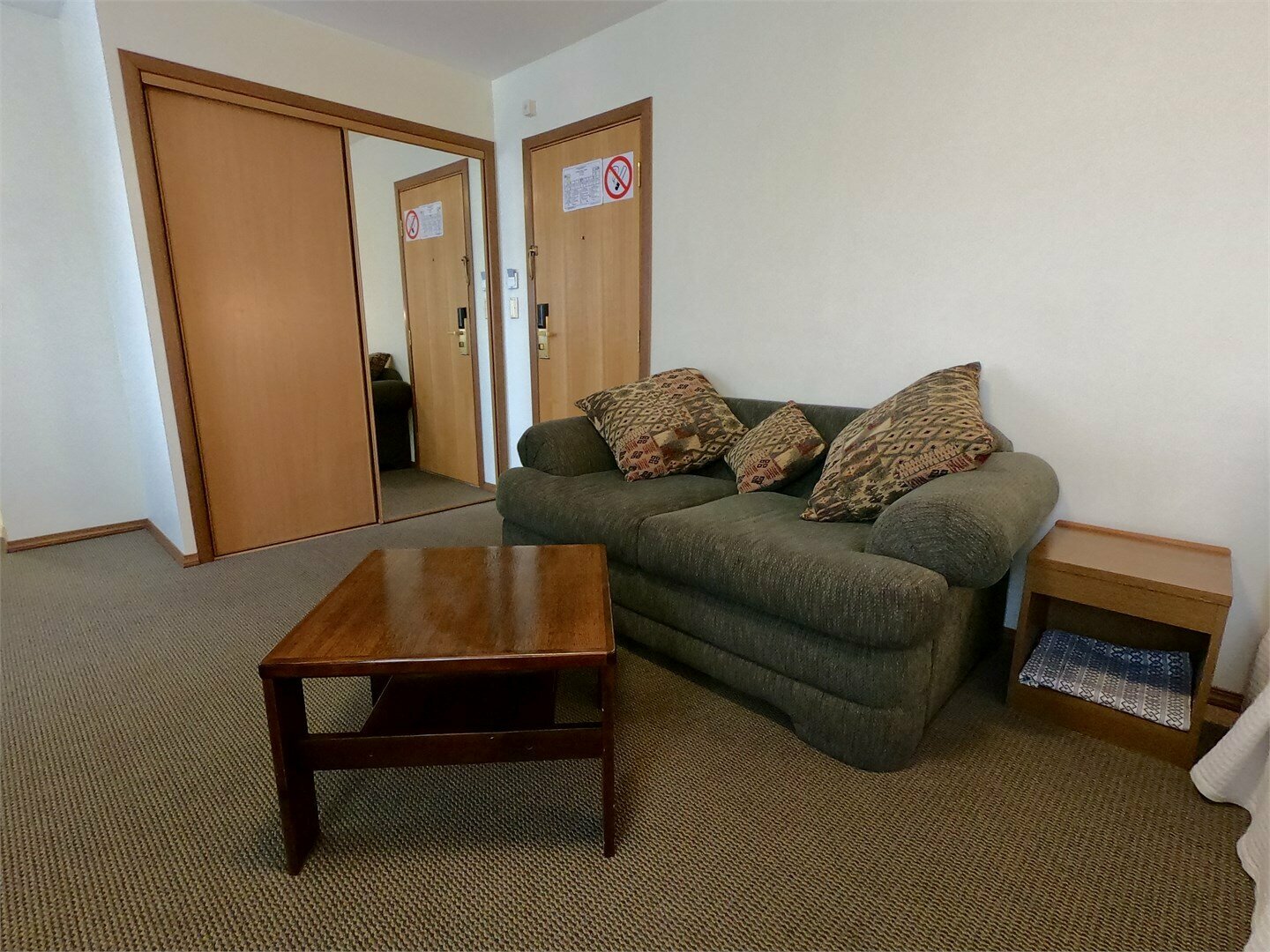 Стандартный двухместный номер с 2 отдельными кроватями и общей ванной комнатой