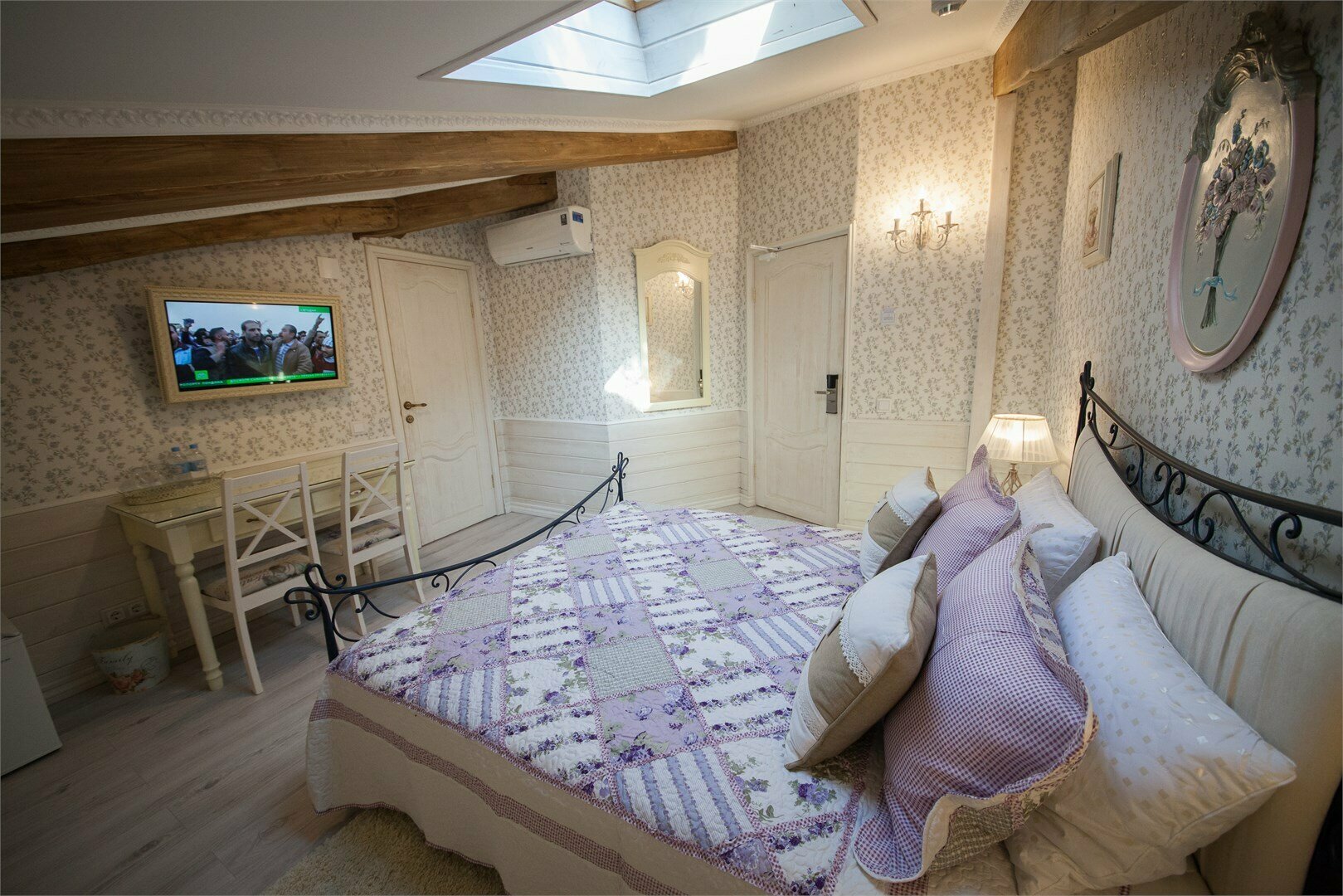 Небольшой двухместный номер с одной кроватью