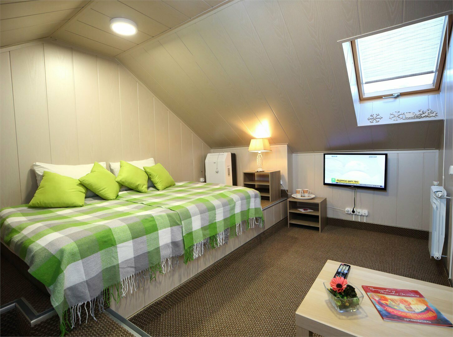 1 категория (Четырех-местный номер с отдельным входом, мансарда)