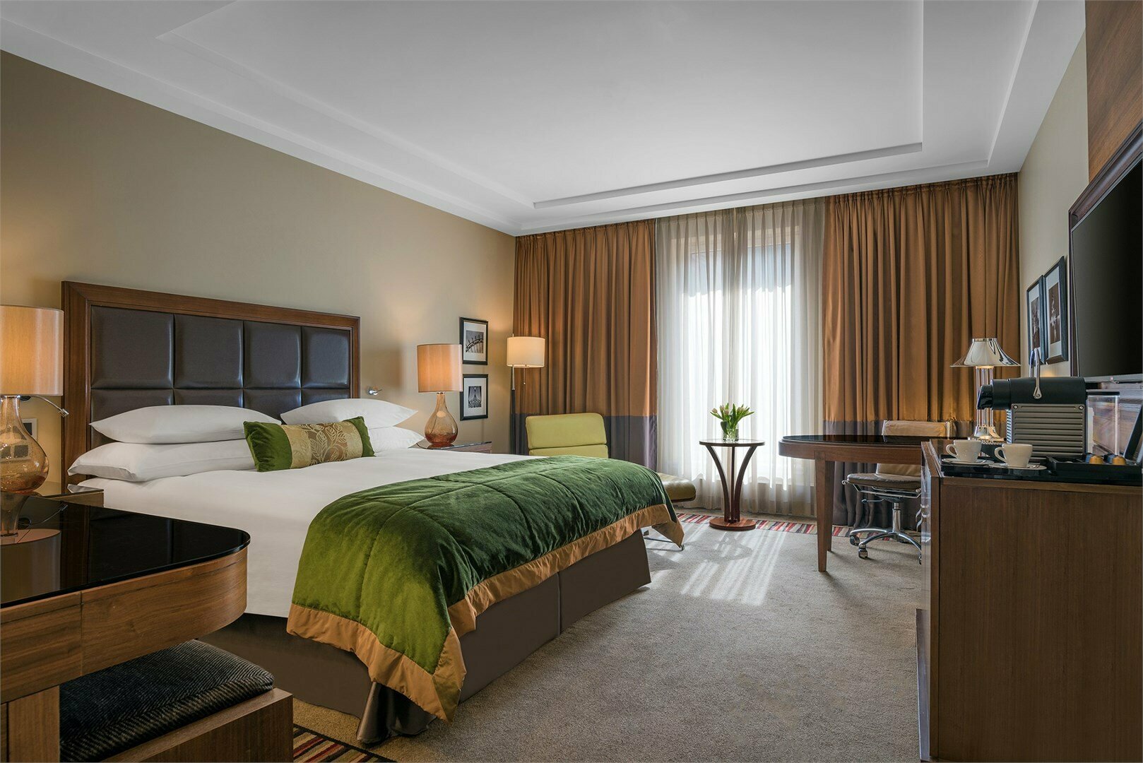 Представительский номер с большой кроватью
