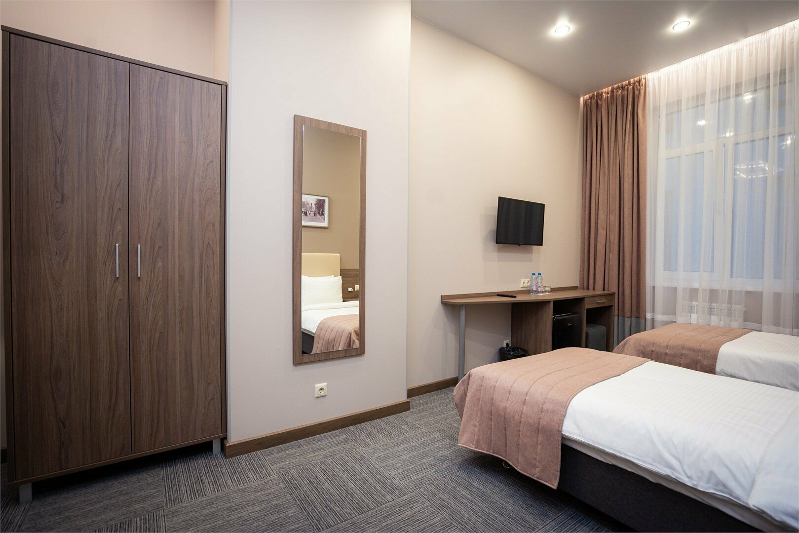 Стандарт (2 односпальных кровати и диван) вид в атриум