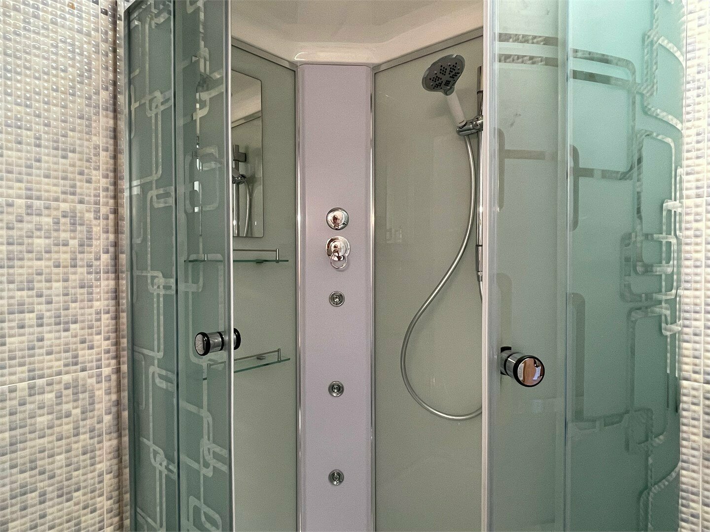 Полулюкс с гидромассажной душевой кабиной TRPL