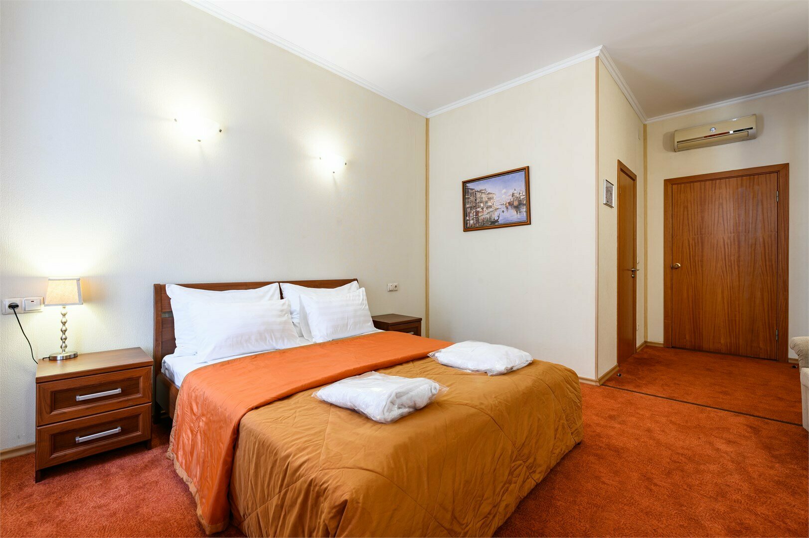 Улучшенная двухместная комната с 1 кроватью и креслом-кроватью