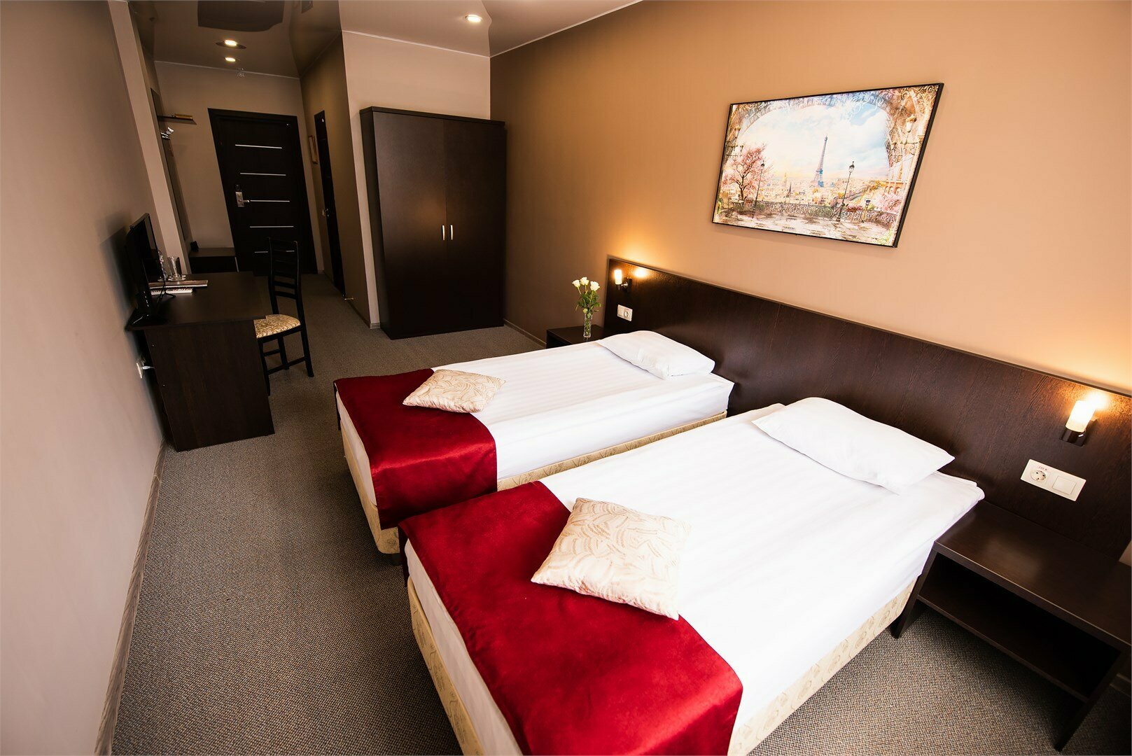 Стандартный номер с 2 односпальными кроватями и диваном